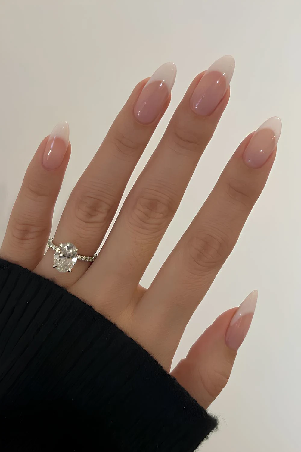 Breite Vanille-French-Nägel.