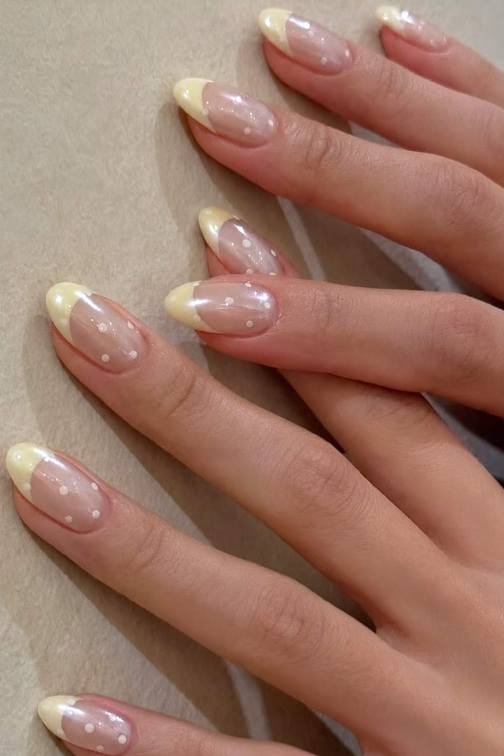 Buttergelbe Chrome French Tips mit Punkten