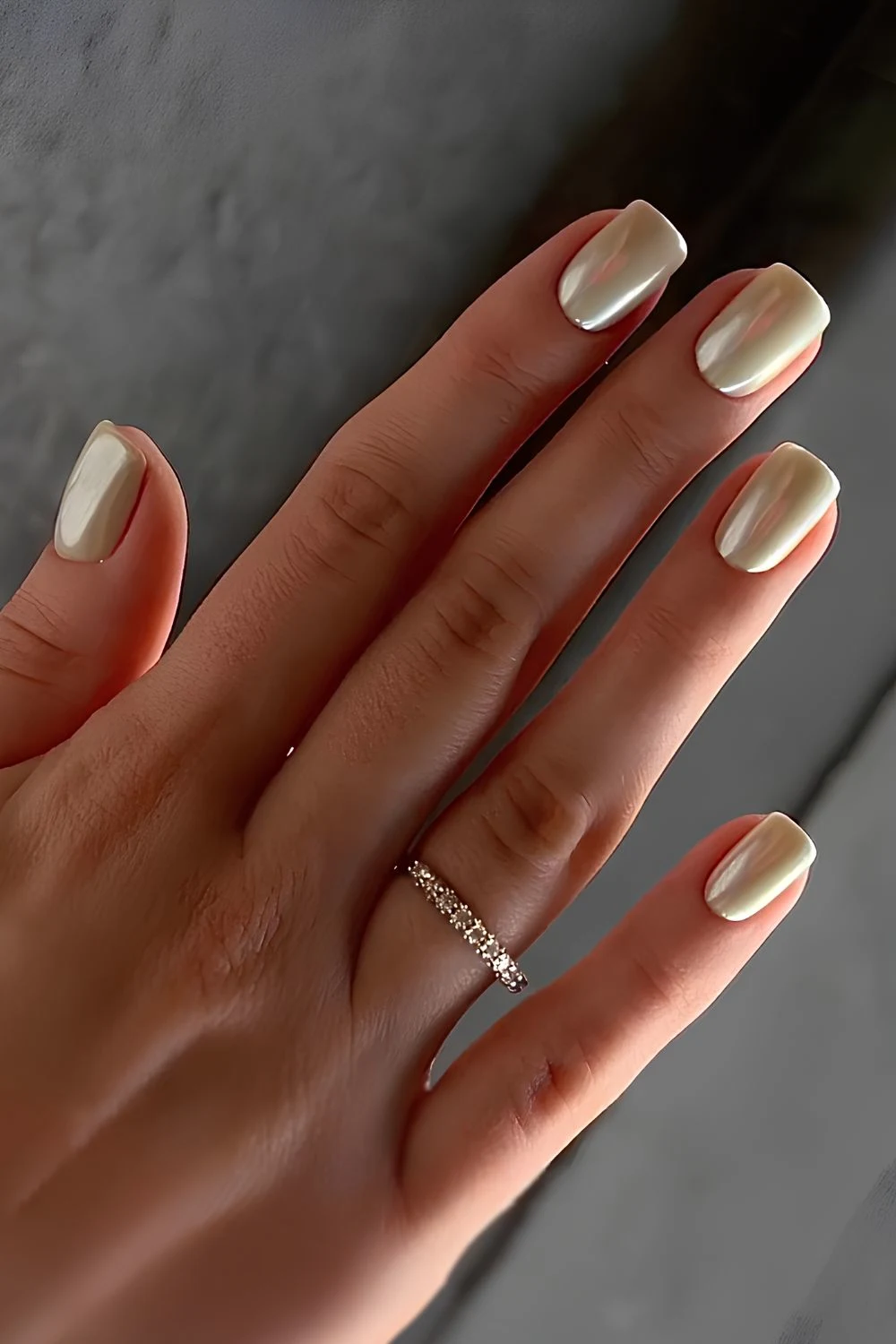 Buttergelbe Chrome-Maniküre