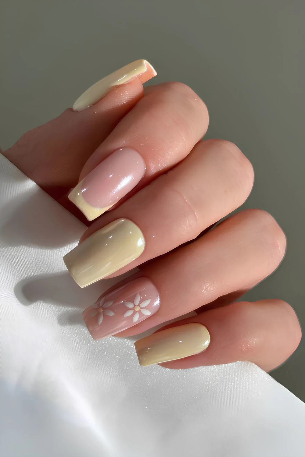 Buttergelbe Chrome-Nägel mit Blumen