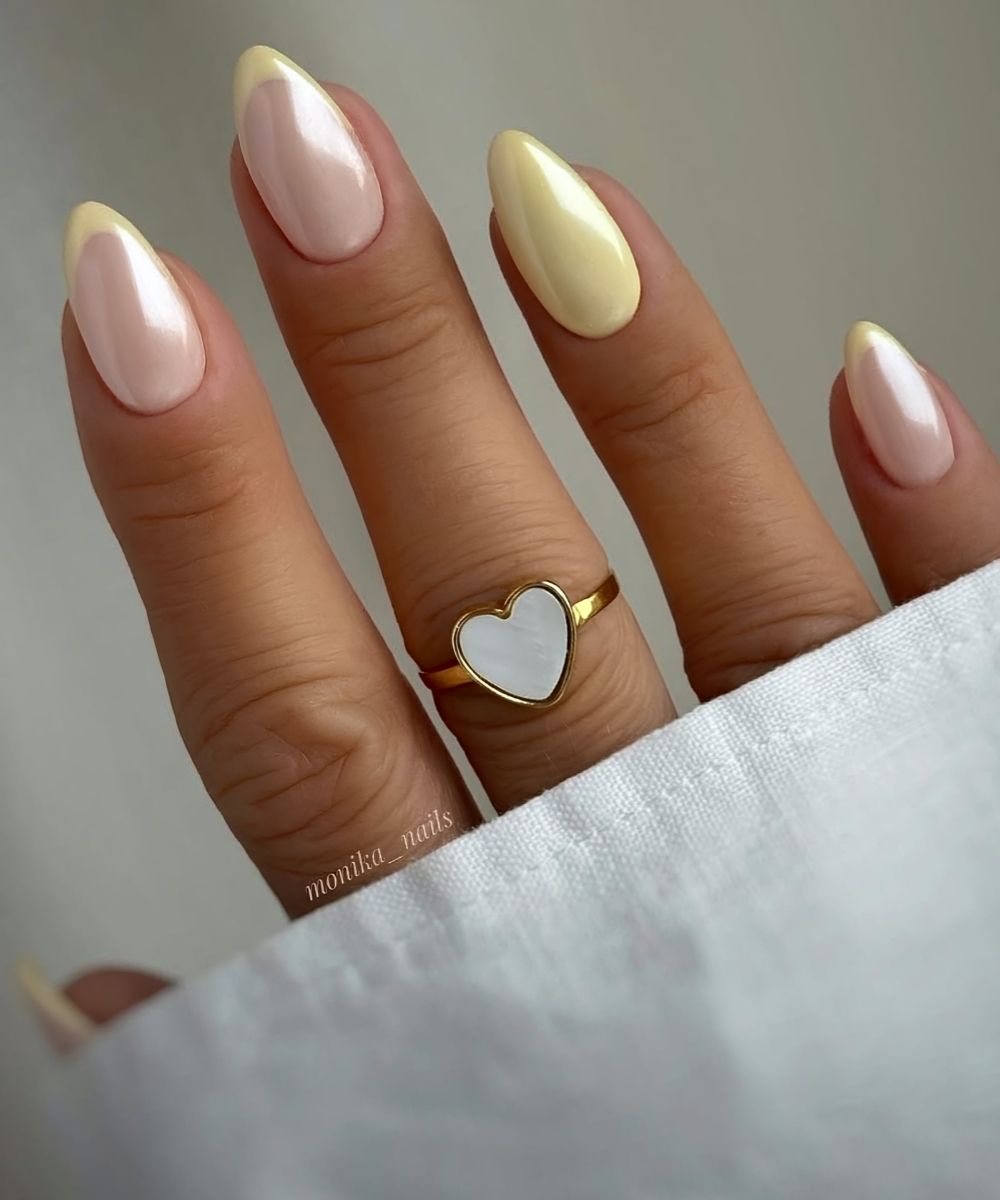 Buttergelbe Chrome Naegel mit French Akzenten
