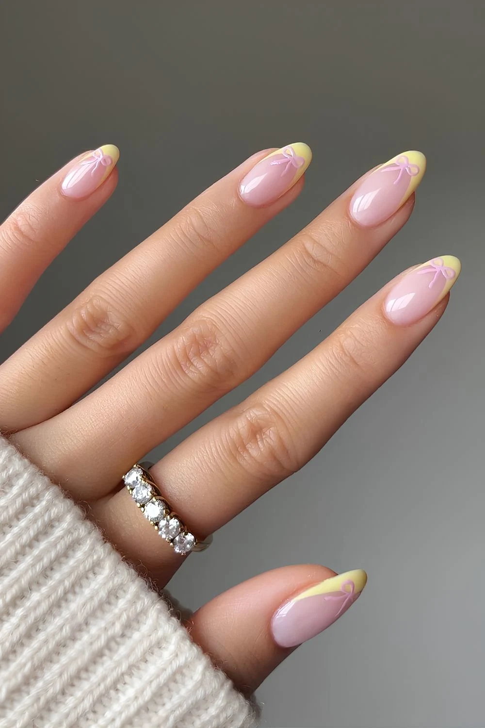 Buttergelbe Coquette-French-Maniküre