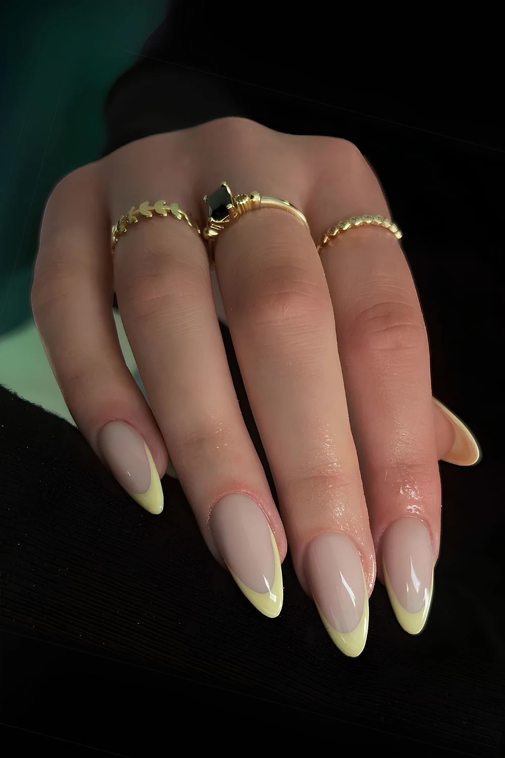 Buttergelbe Deep-French-Maniküre