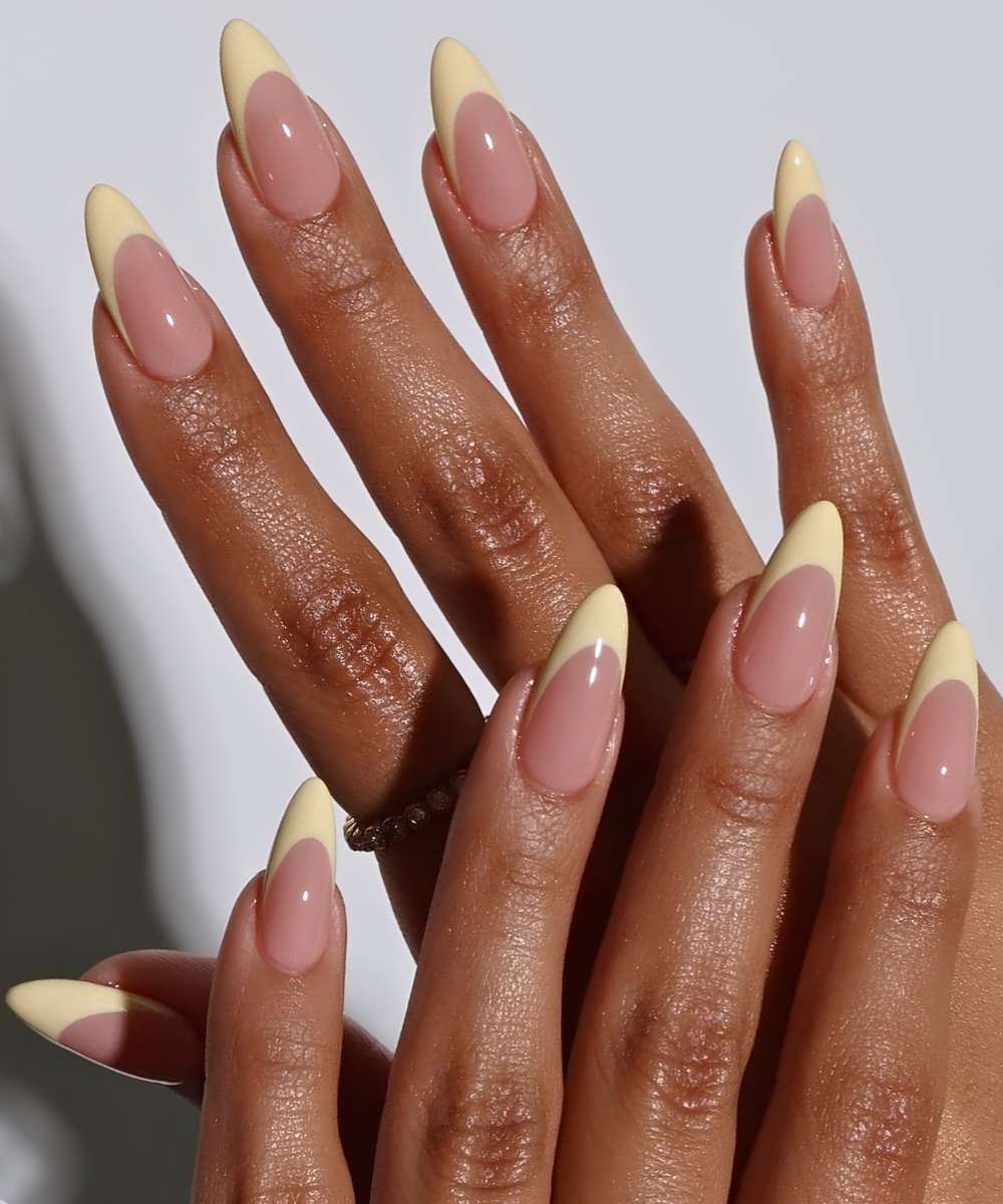 Buttergelbe Deep French Tip Mani
