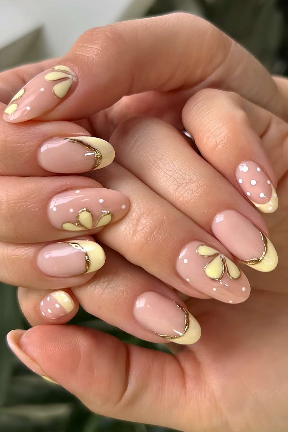 Buttergelbe French Mani mit Blumen und Punkten