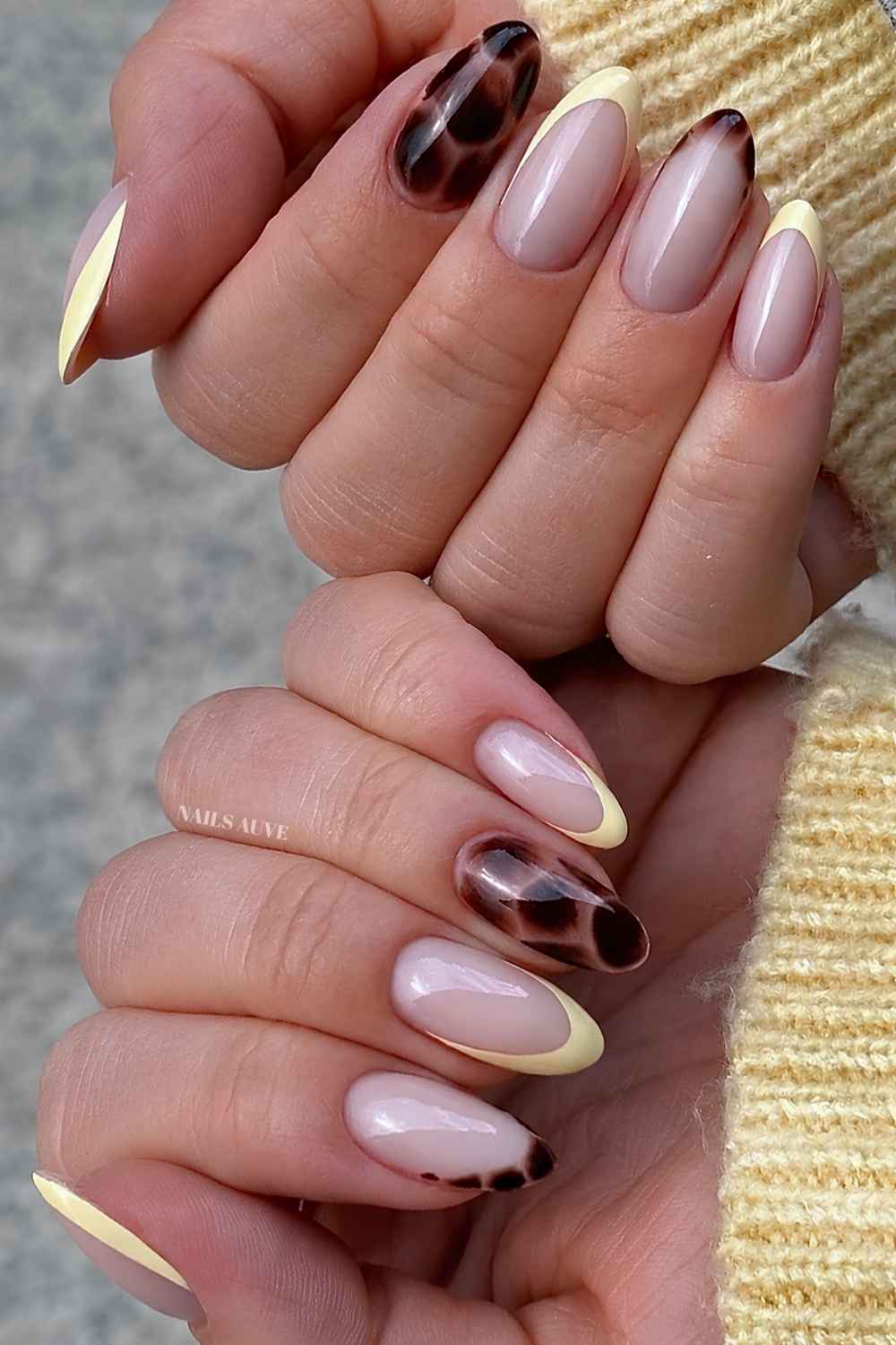 Buttergelbe French Mani mit Schildpatt Akzenten