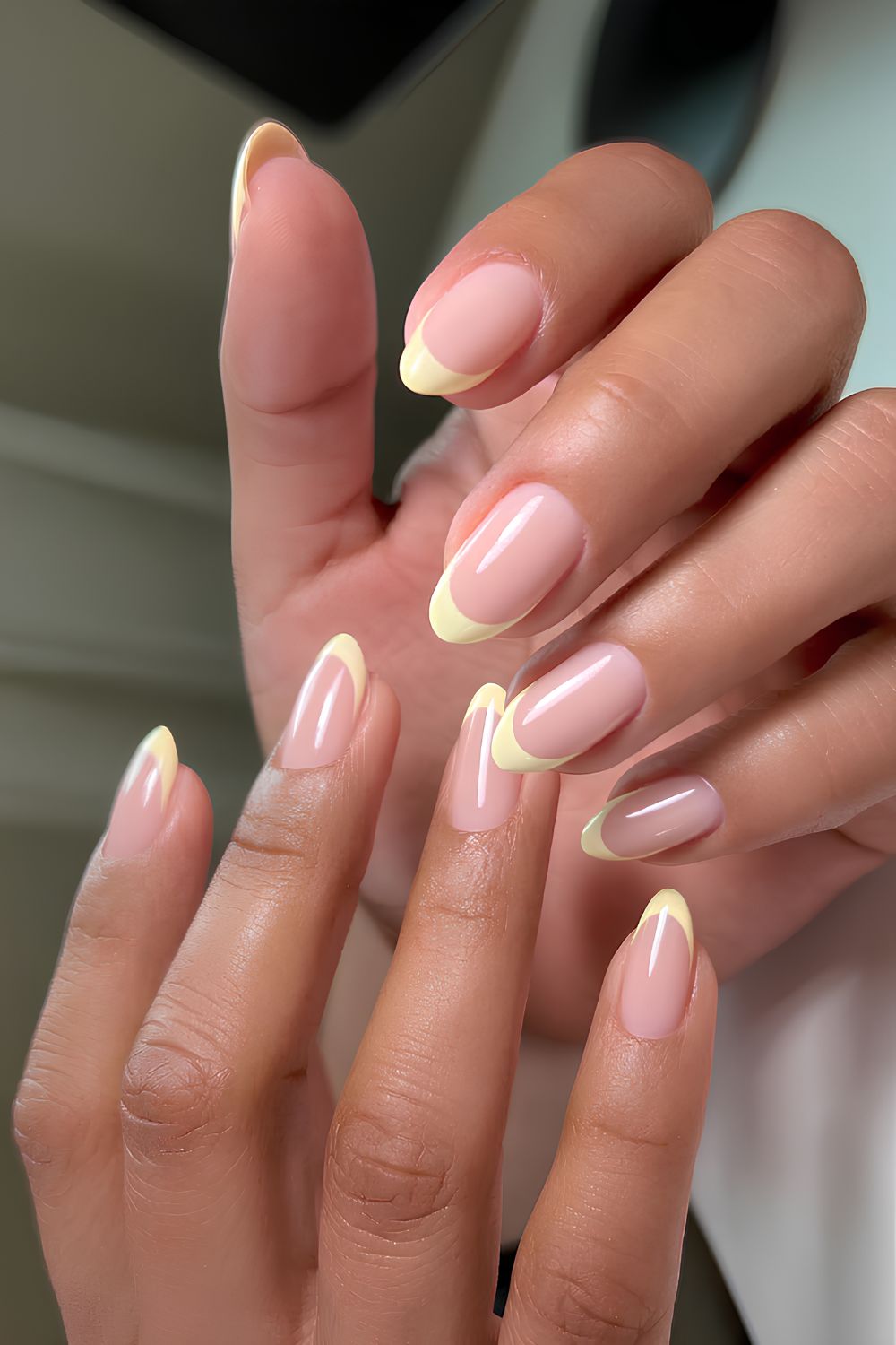 Buttergelbe French-Tip-Maniküre