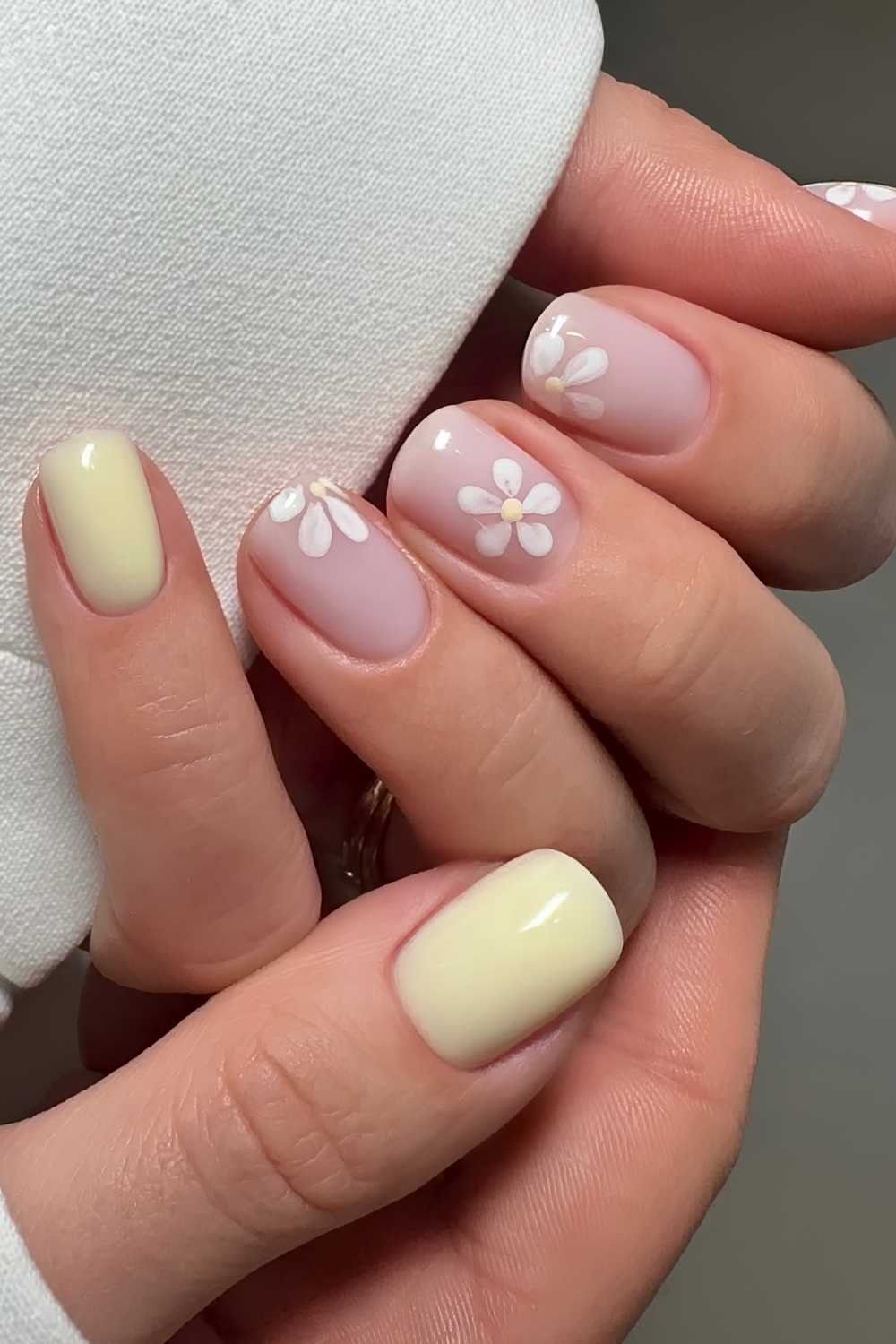 Buttergelbe Mani mit Gaensebluemchen