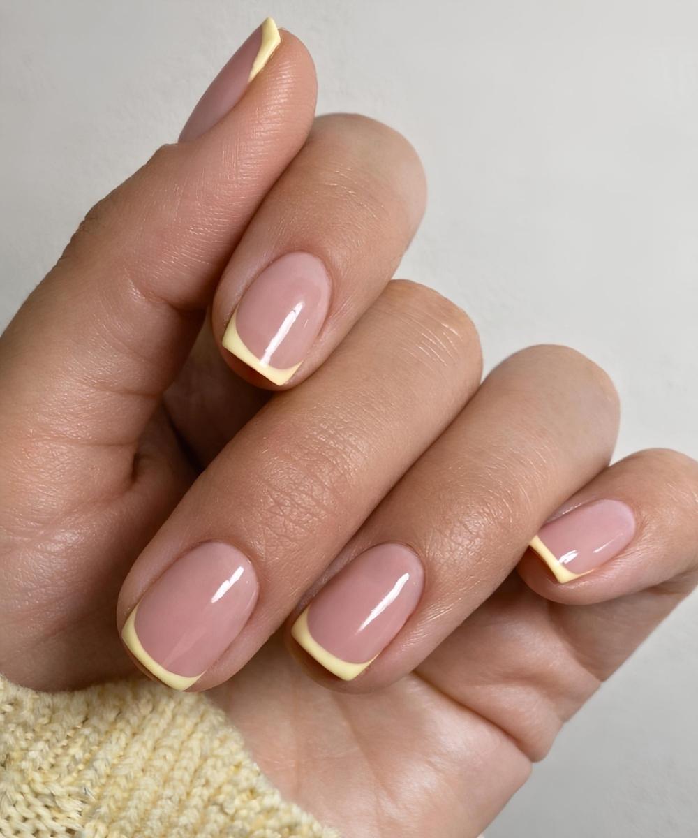 Buttergelbe Mini French Nails