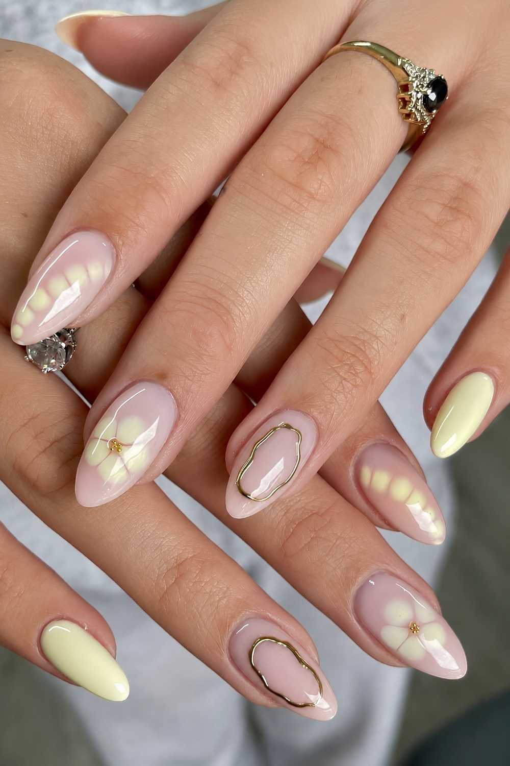 Buttergelbe Mix and Match Mani