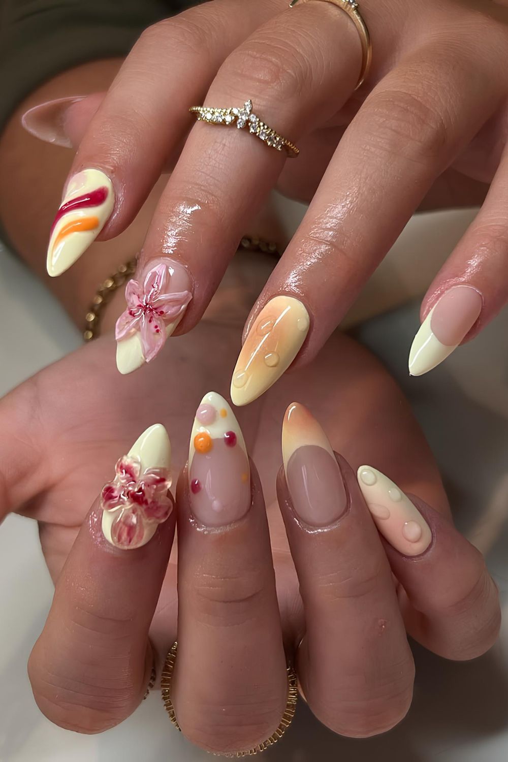 Buttergelbe Mix-and-Match-Nägel mit 3D-Akzenten
