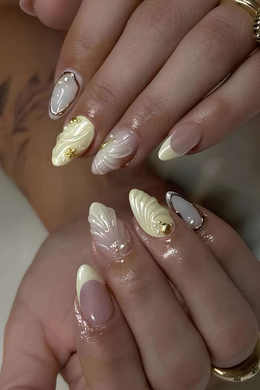 Buttergelbe Mix-and-Match-Nägel