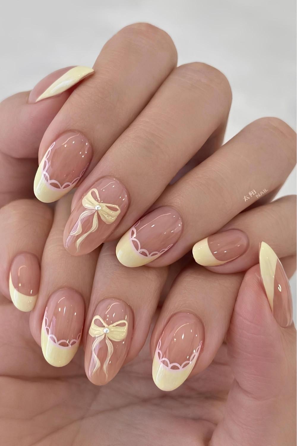 Buttergelbe Naegel mit Spitze und Schleifen