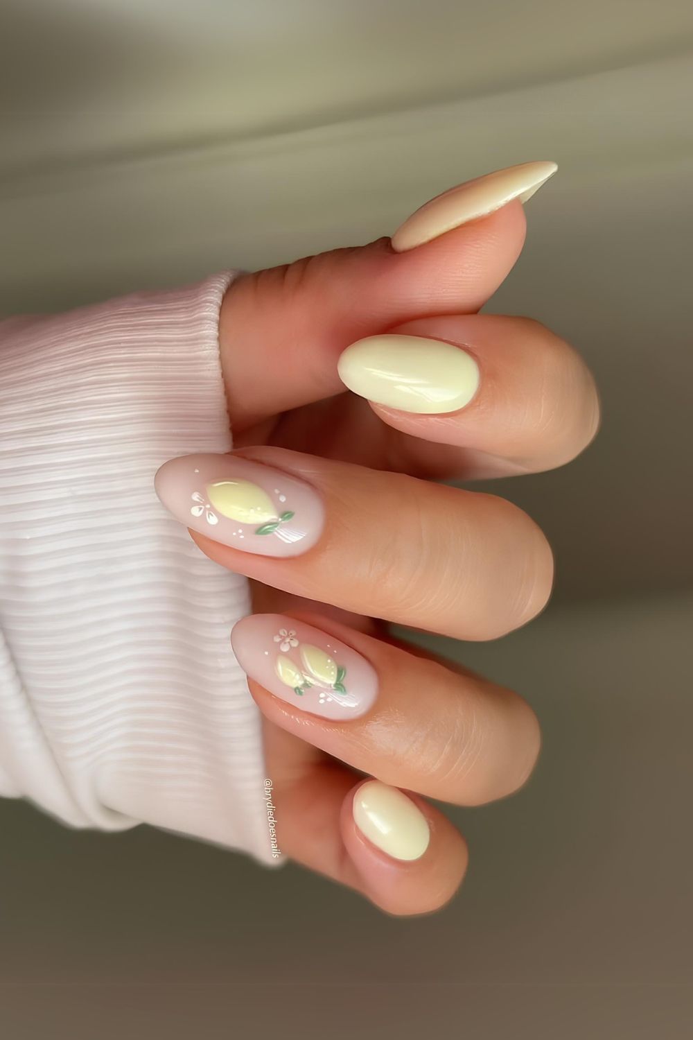 Buttergelbe Nägel mit Zitronen-Motiv