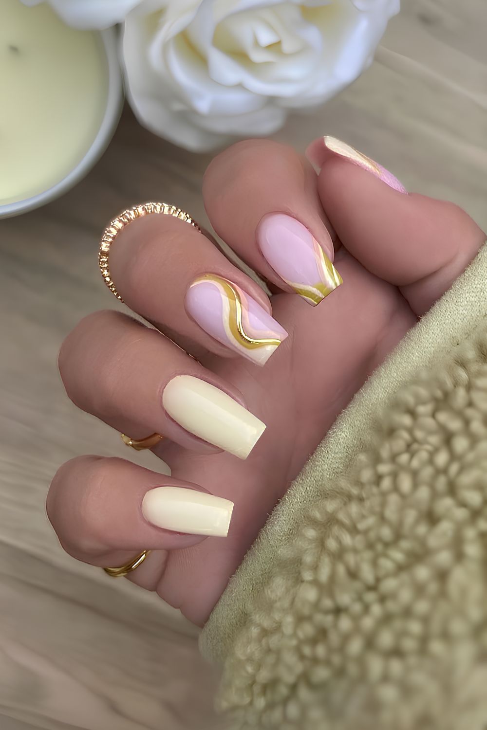 Buttergelbe Nägel mit goldenem Swirl-Akzent
