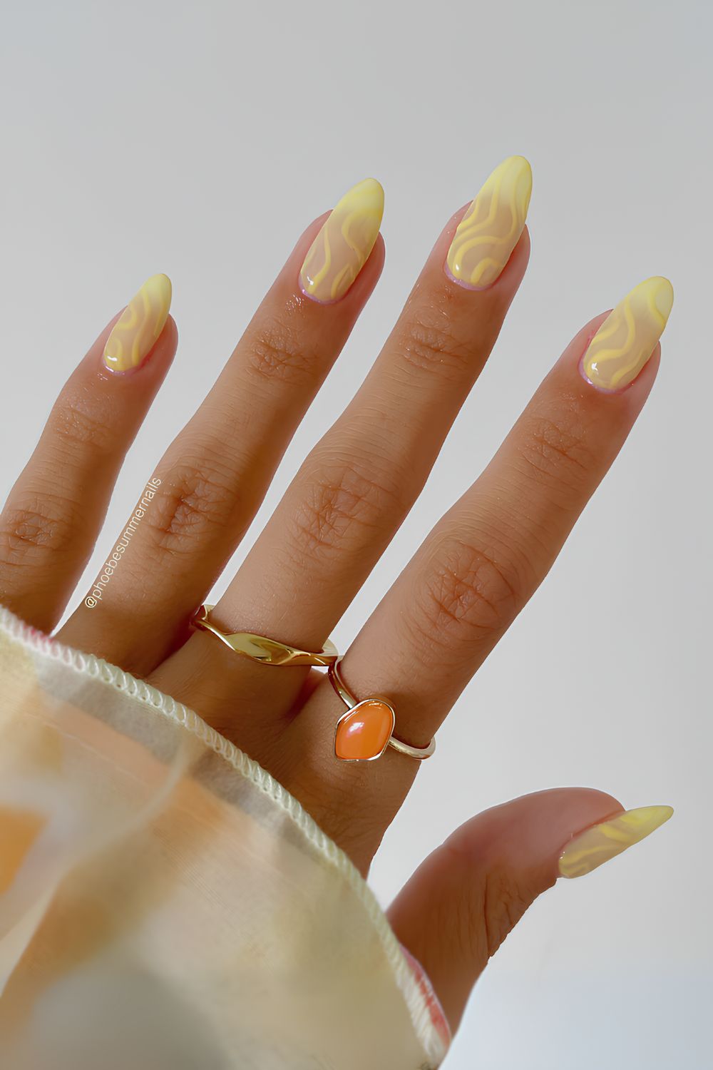Buttergelbe Ombre-Nägel mit Swirls