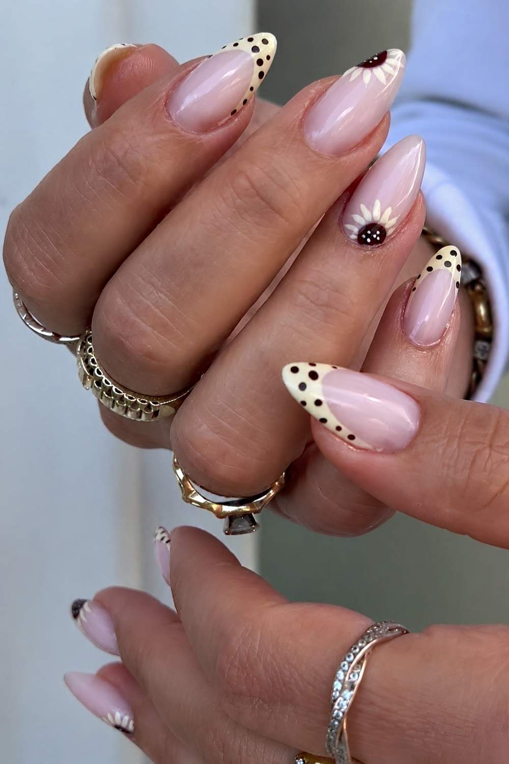 Buttergelbe Polka French Naegel mit Sonnenblumen