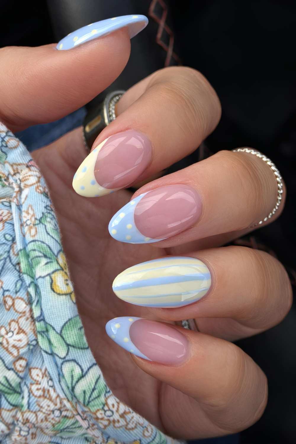 Buttergelbe und blaue Naegel mit Streifen und Punkten