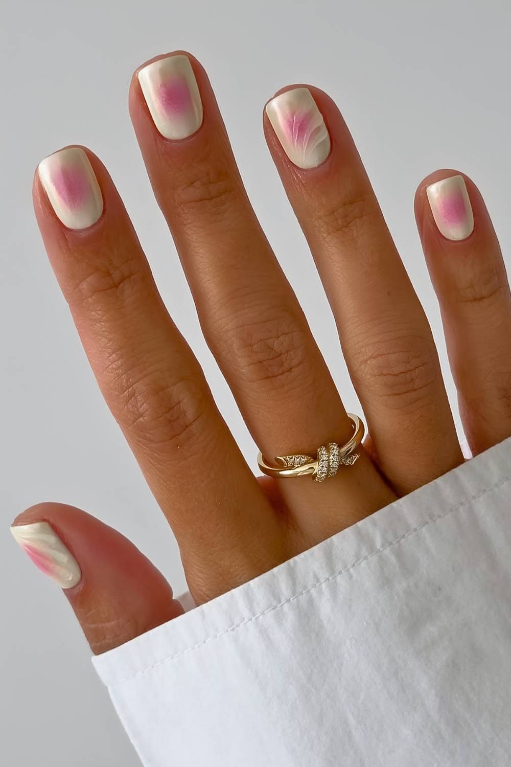 Buttergelbe und pinke Aura Mani
