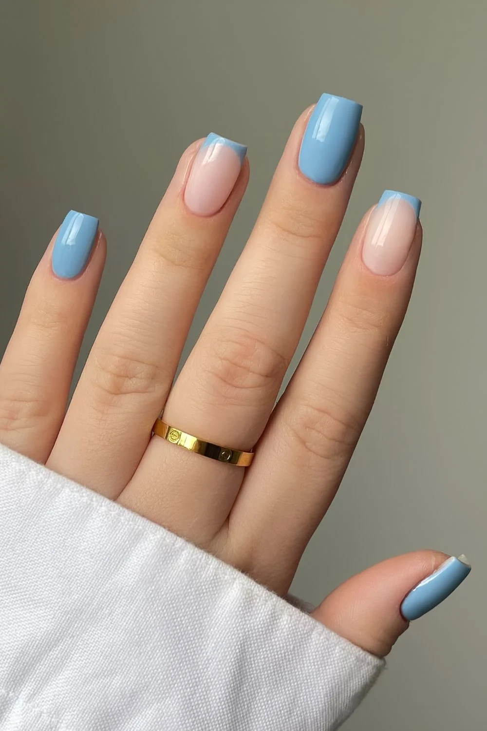 Denim-blaue Nägel mit French Tip Akzent