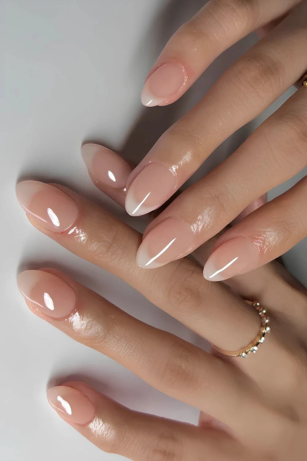 Dezente French-Tip-Maniküre
