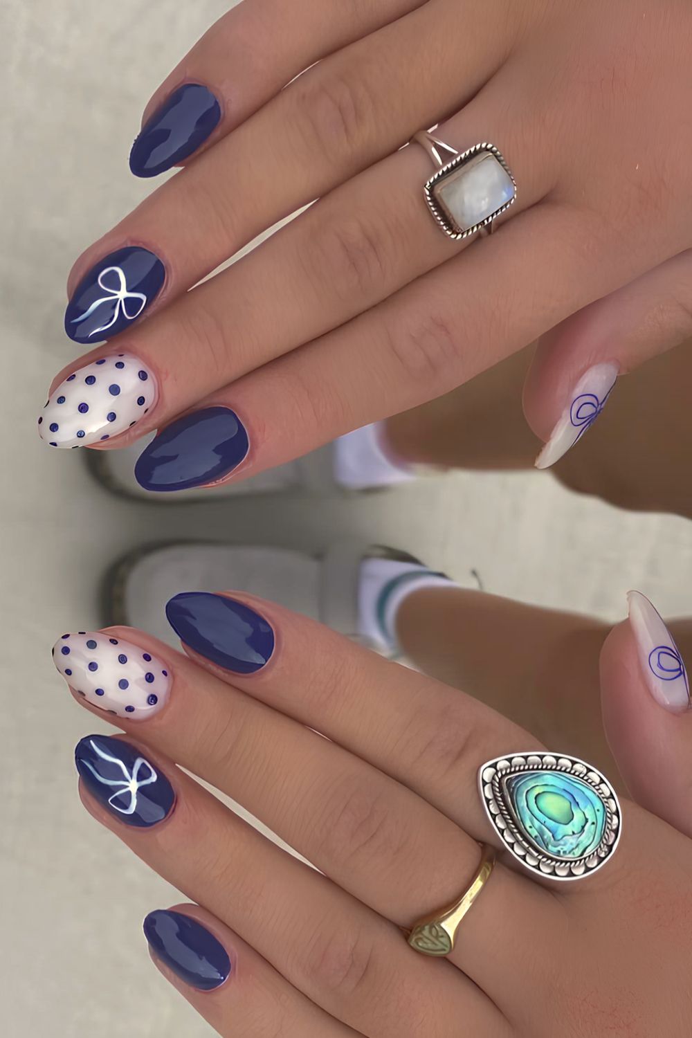 Dunkelblaue Mani mit Schleifen und Mikro-Pünktchen