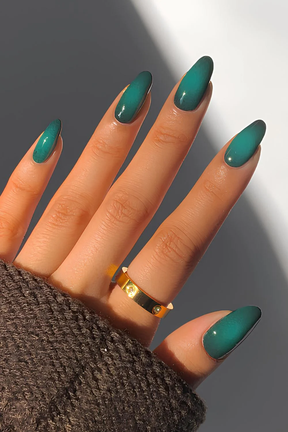 Dunkelgrüne Aura-Maniküre