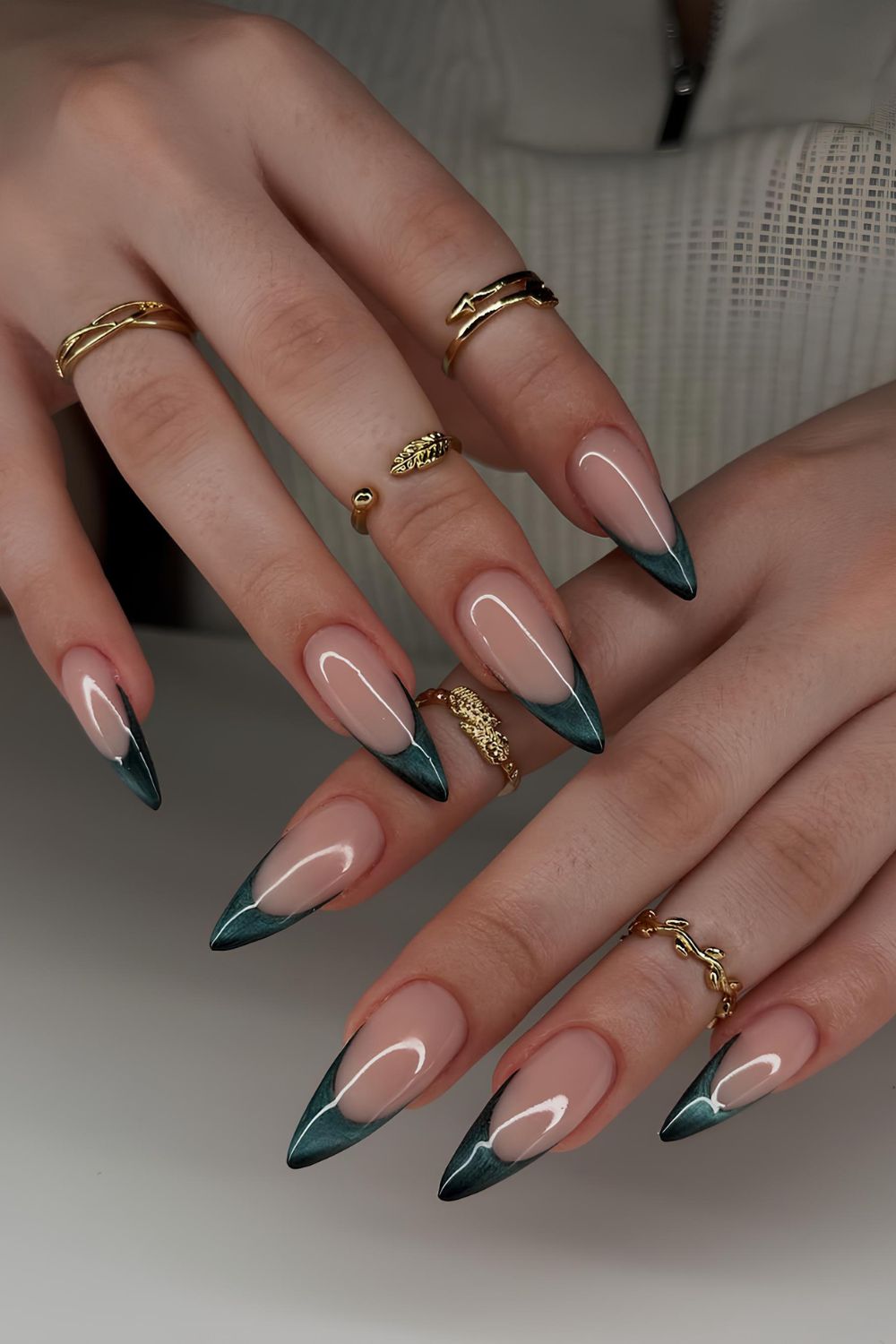 Dunkelgrüne Cat-Eye-French-Nägel