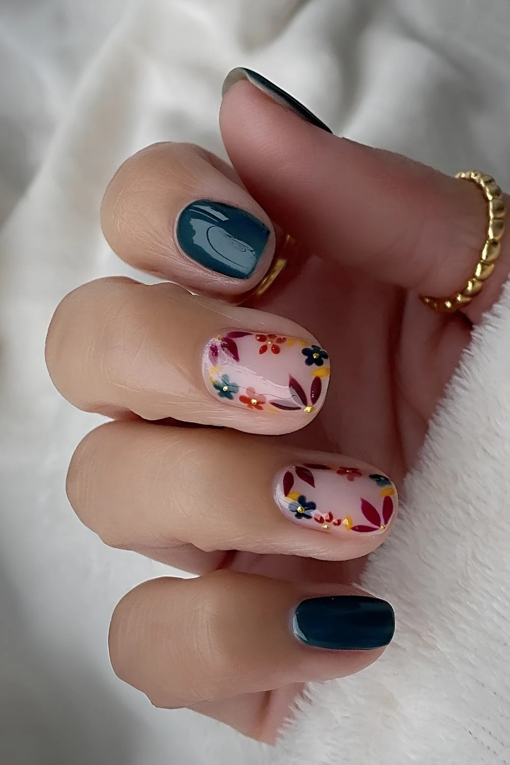 Dunkelgrüne Nägel mit erdigen Blumenkunst