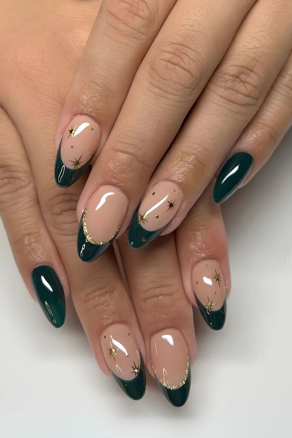 Dunkelgrüne himmlische French Nägel