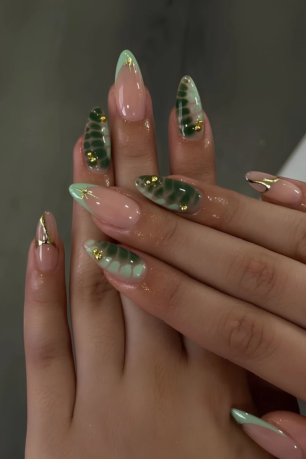 Dunkel- und mintgrüne Nägel mit Animal-Print