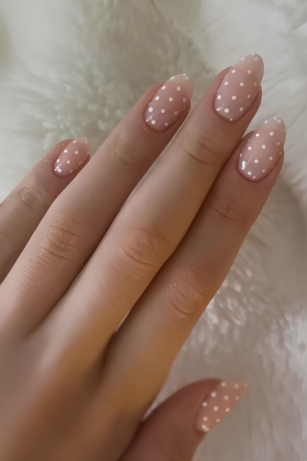 Durchscheinend weiße Nägel mit Mikro-Pünktchen