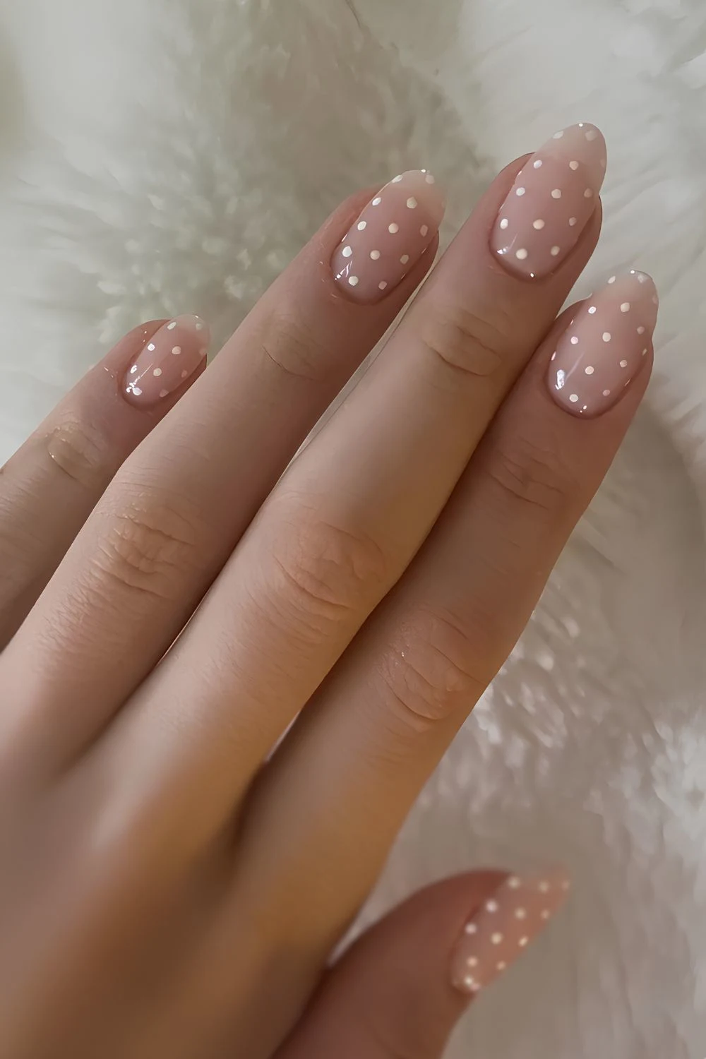 Durchscheinend weiße Nägel mit Mikro-Pünktchen