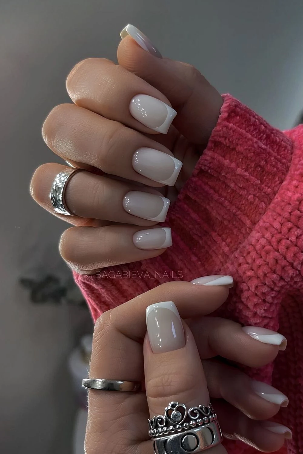 Eckige French Tip Maniküre auf milchiger Basis