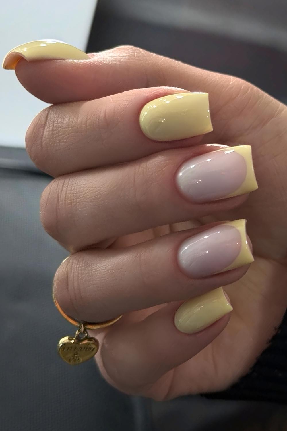 Eckige buttergelbe Naegel mit French Tips
