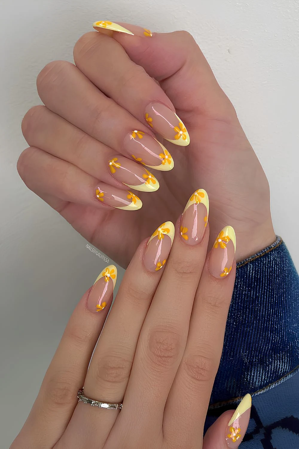 Florale French-Maniküre in zwei Gelbtönen