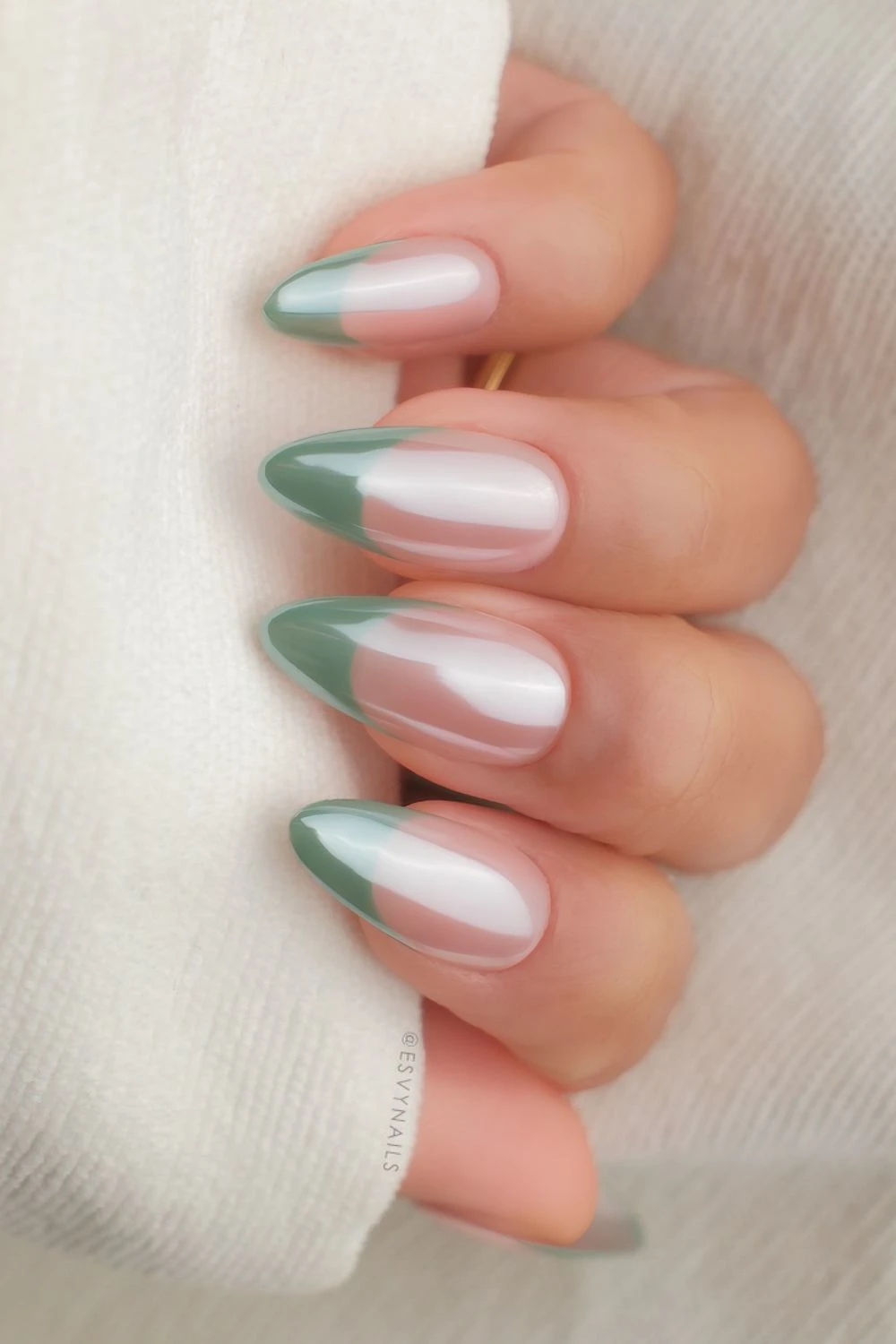 Gedämpft-grüne French-Maniküre mit Chrome-Overlay