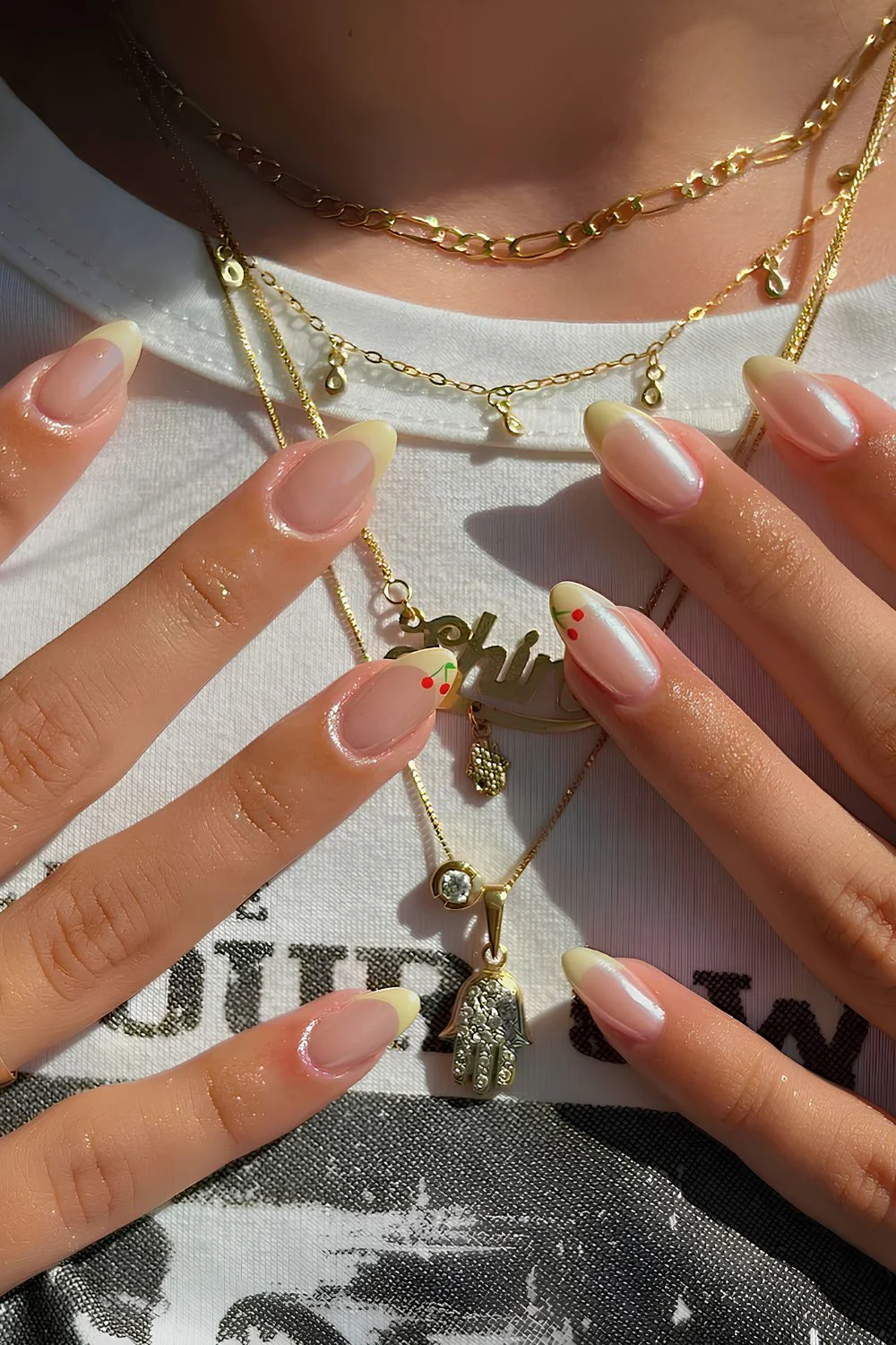 Gelbe Chrome-French-Maniküre mit Kirsch-Motiv