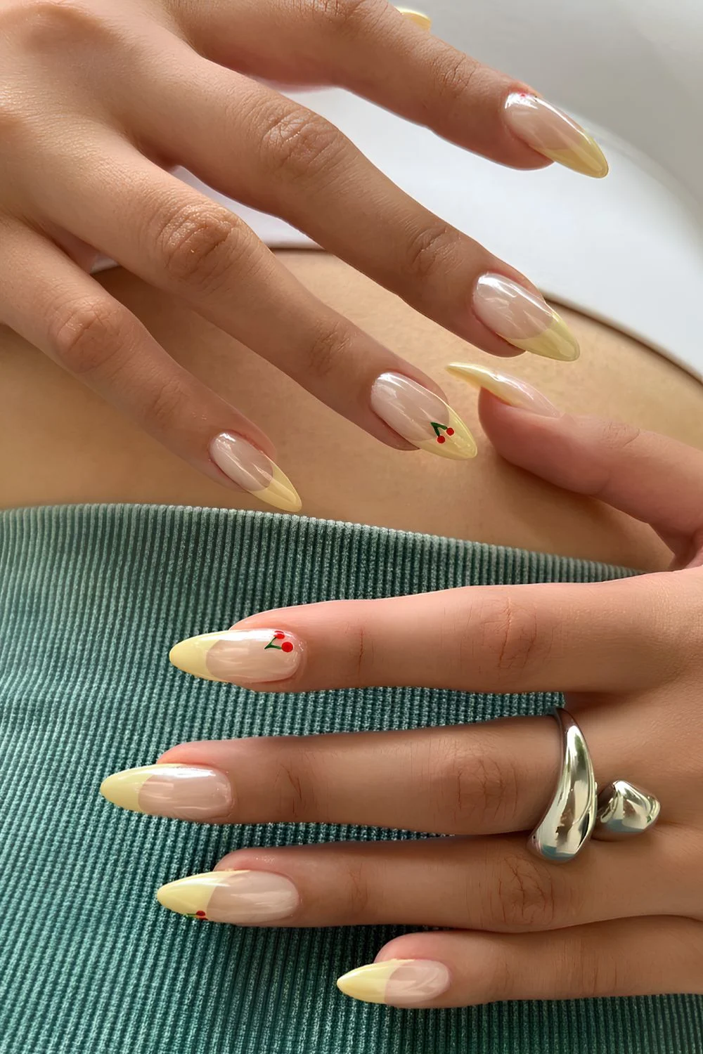 Gelbe Chrome-French-Nägel mit Kirschen