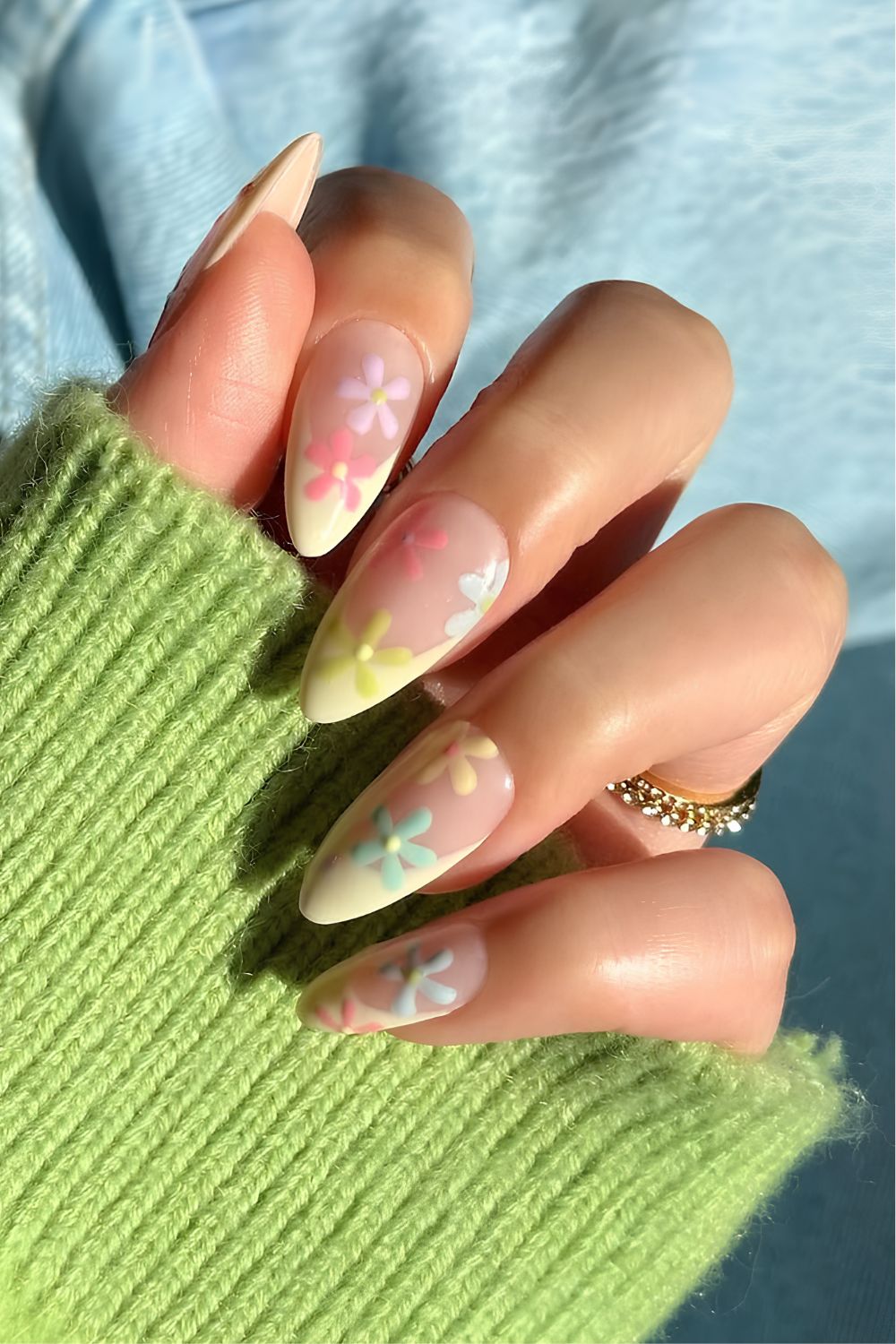 Gelbe French-Maniküre mit bunten Blumen