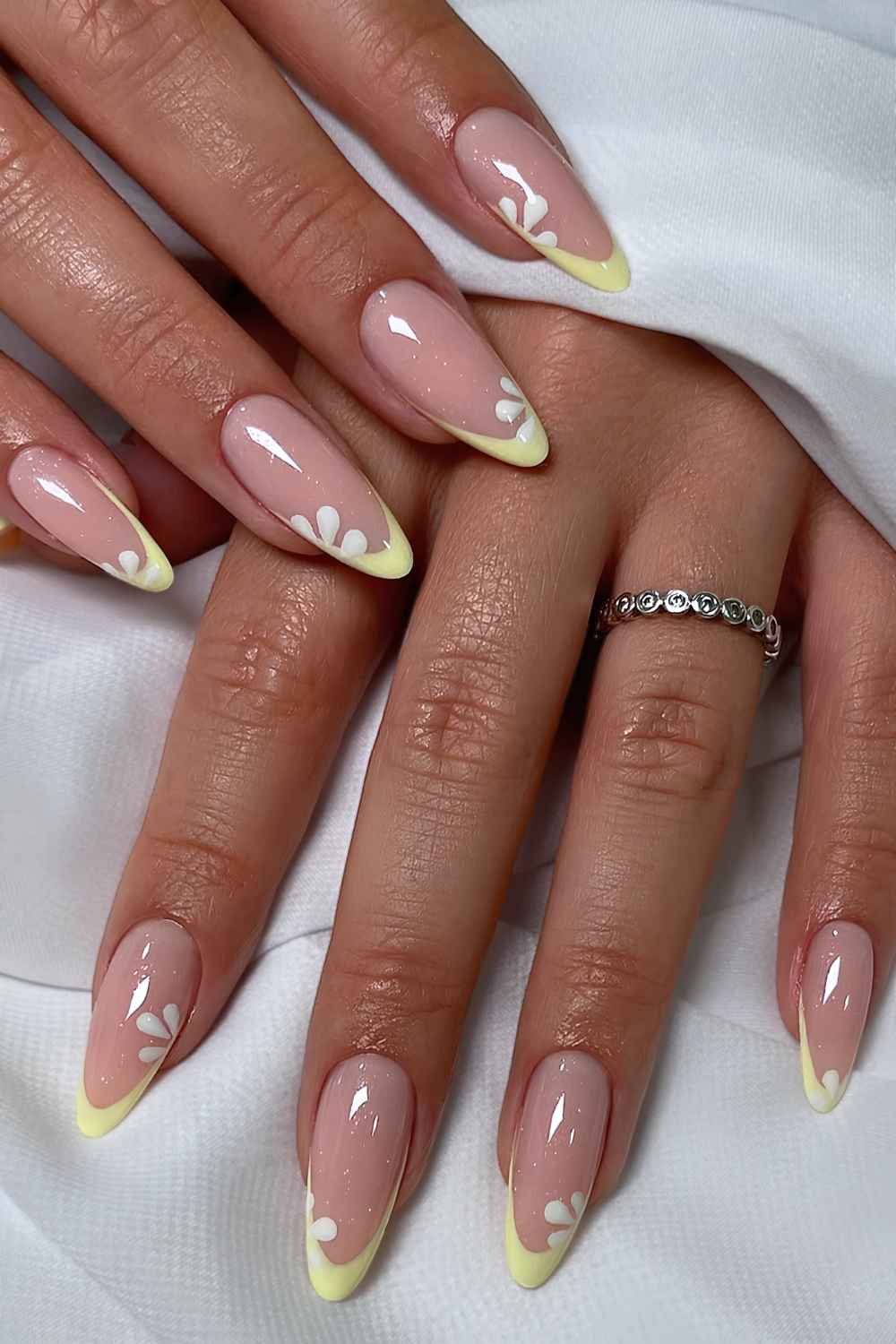 Gelbe French Nails mit Gaensebluemchen