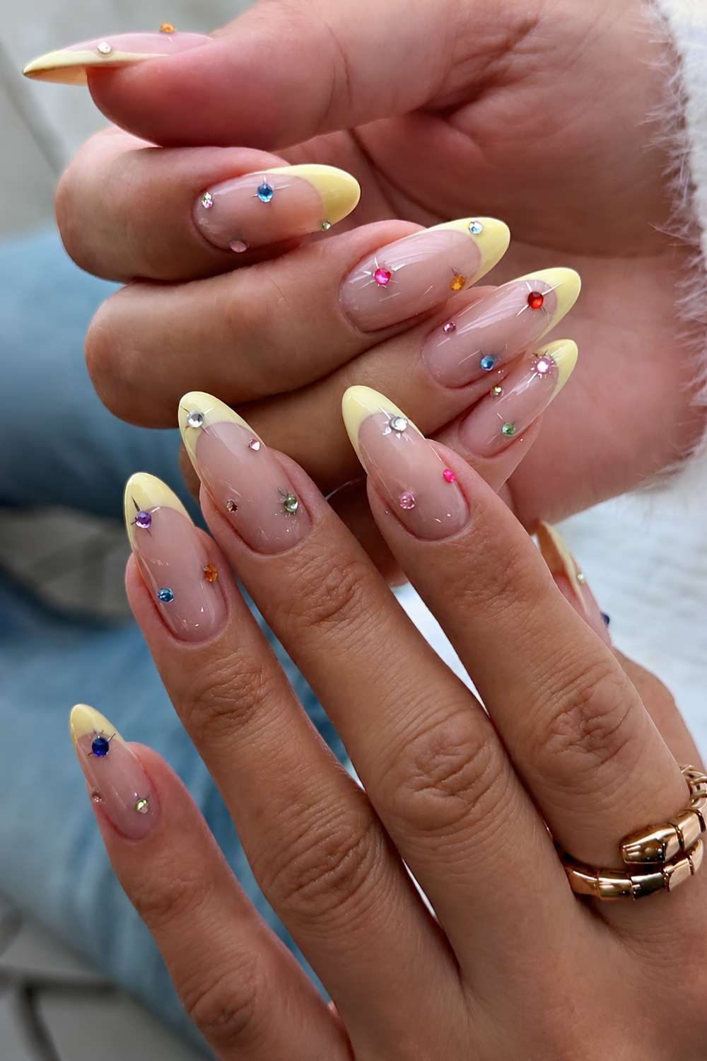 Gelbe French Nails mit bunten Strasssteinen