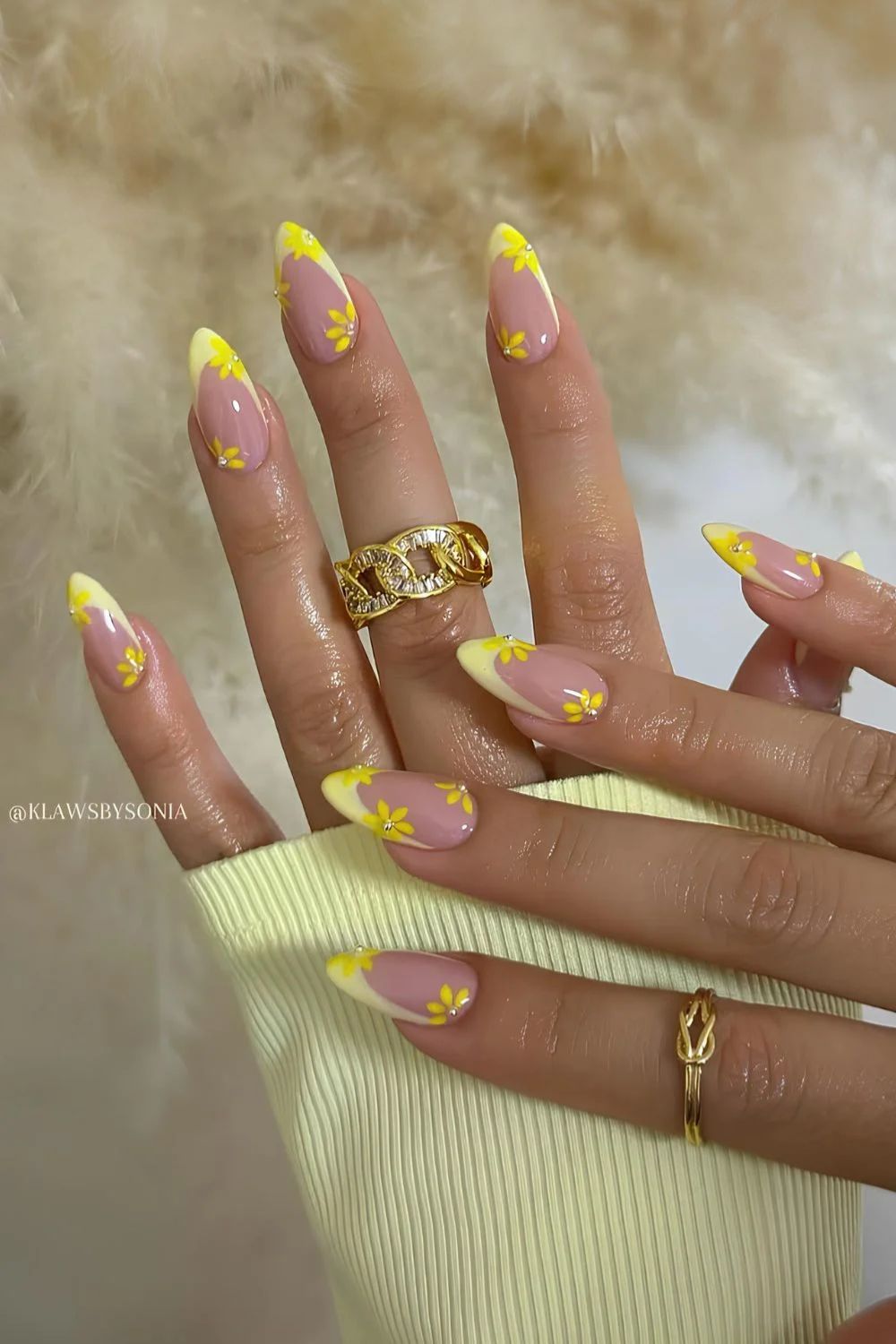 Gelbe French Tip Nägel  mit Blumen