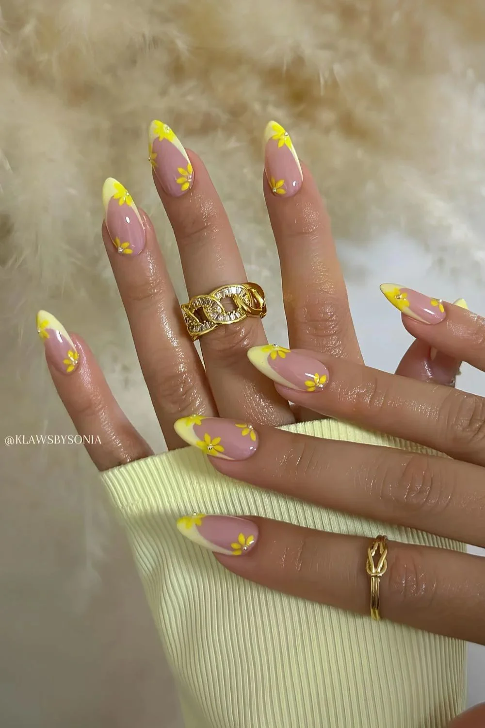 Gelbe French Tip Nägel mit Blumen