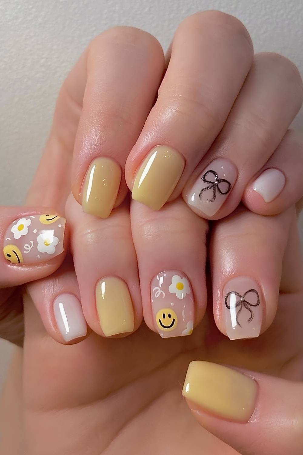 Gelbe Naegel mit Schleifen und Smileys