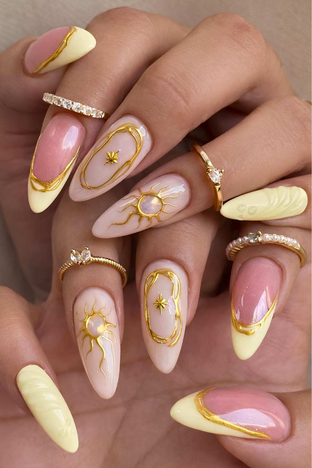 Gelbe Naegel mit goldener Himmels Nail Art