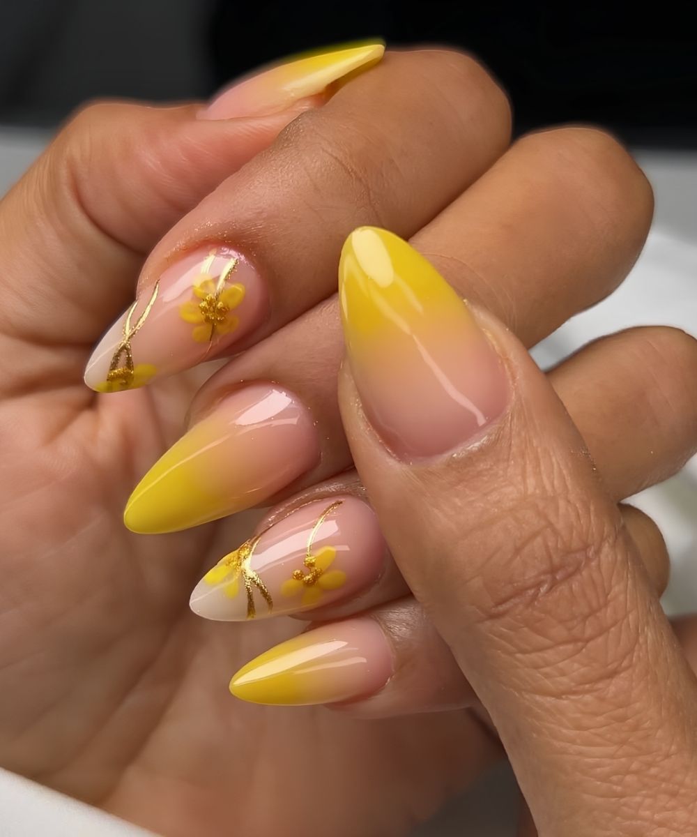 Gelbe Ombre Naegel mit Blumen und Goldlinien