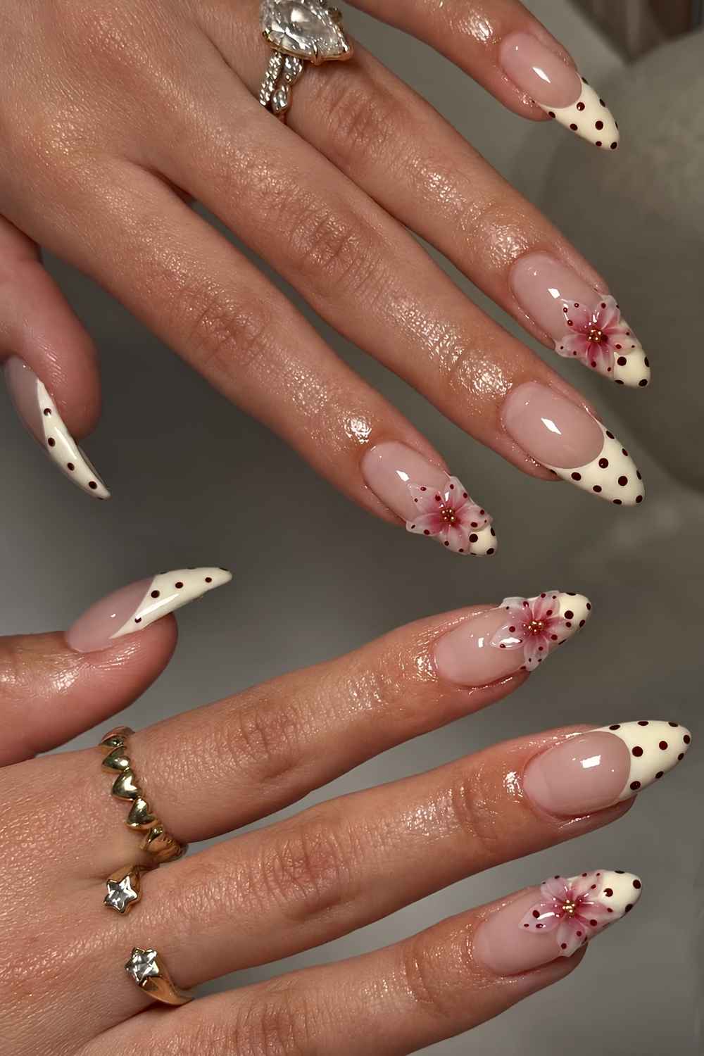 Gepunktete gelbe French Mani mit 3d Blumen