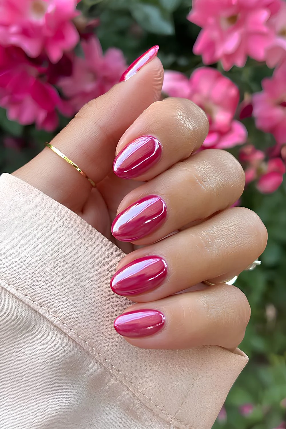 Glänzende Knallpink-Maniküre