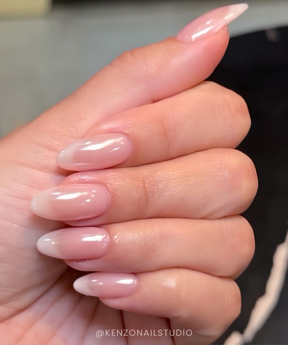 Glaenzende neutrale gedeckte French Tips